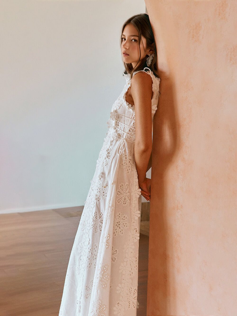 VESTIDO LARGO CON ENCAJE Y CORDONES
